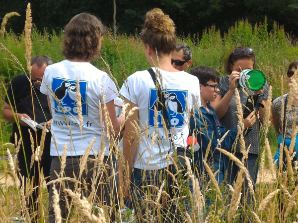 Des bénévoles de la LPO font connaître les Refuges LPO lors d'une balade guidée © LPO Vendée